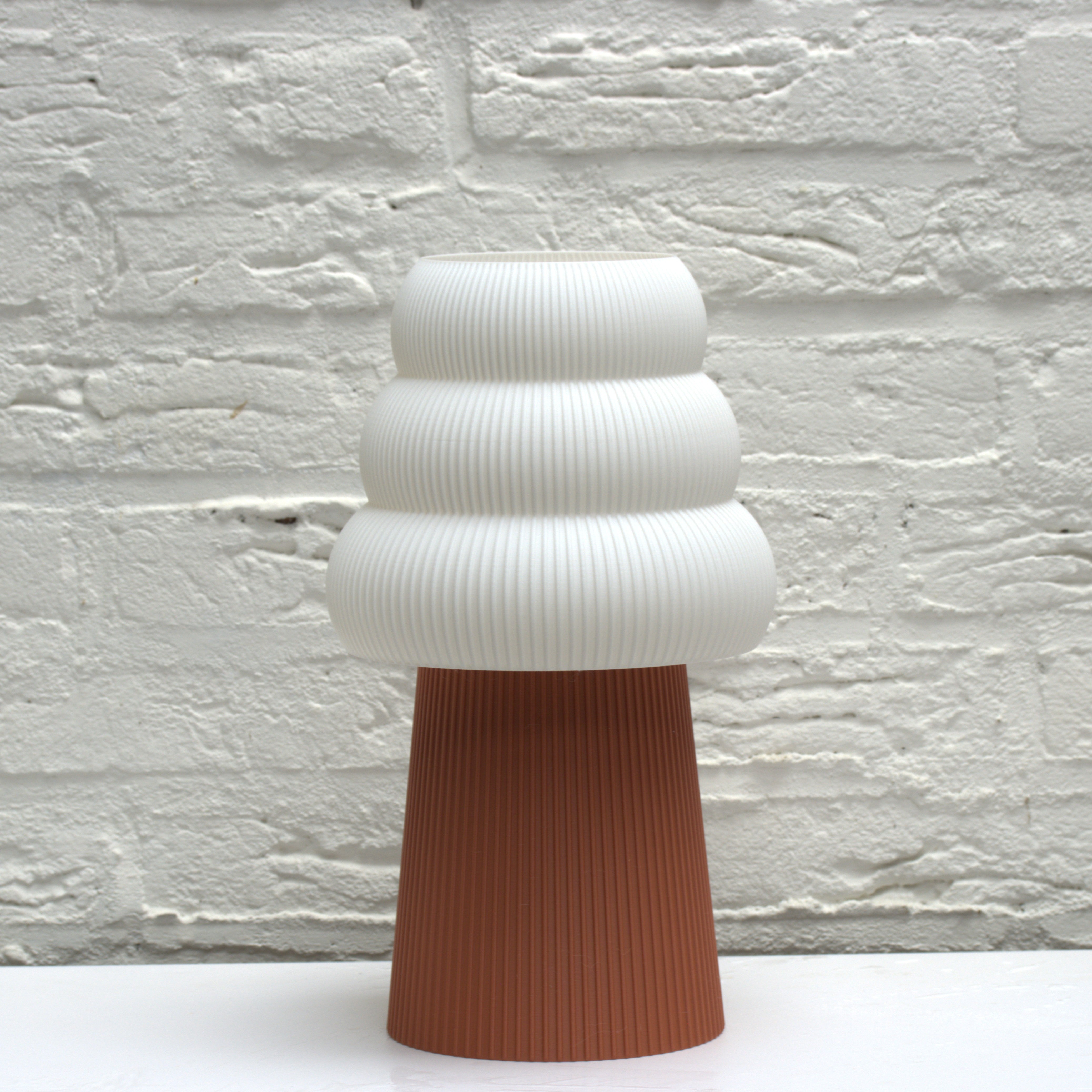 Tafelelamp Kumo cone 15cm hoog met tree kap 15cm hoog terracotta