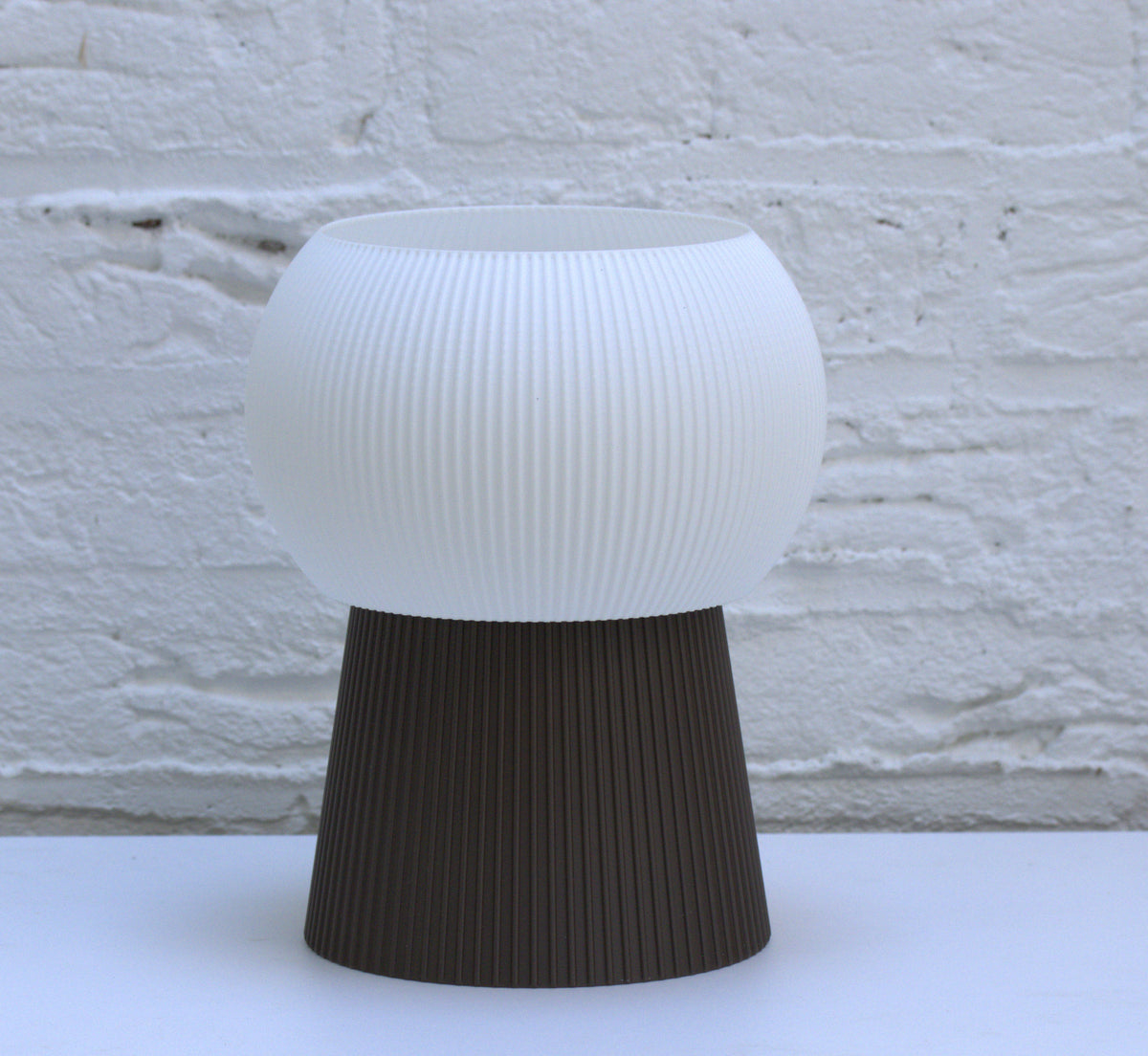TafellampKumo Cone voet 100mm hoog kap diameter 160mm xhoogte 100mm met snoer stekker en led lamp