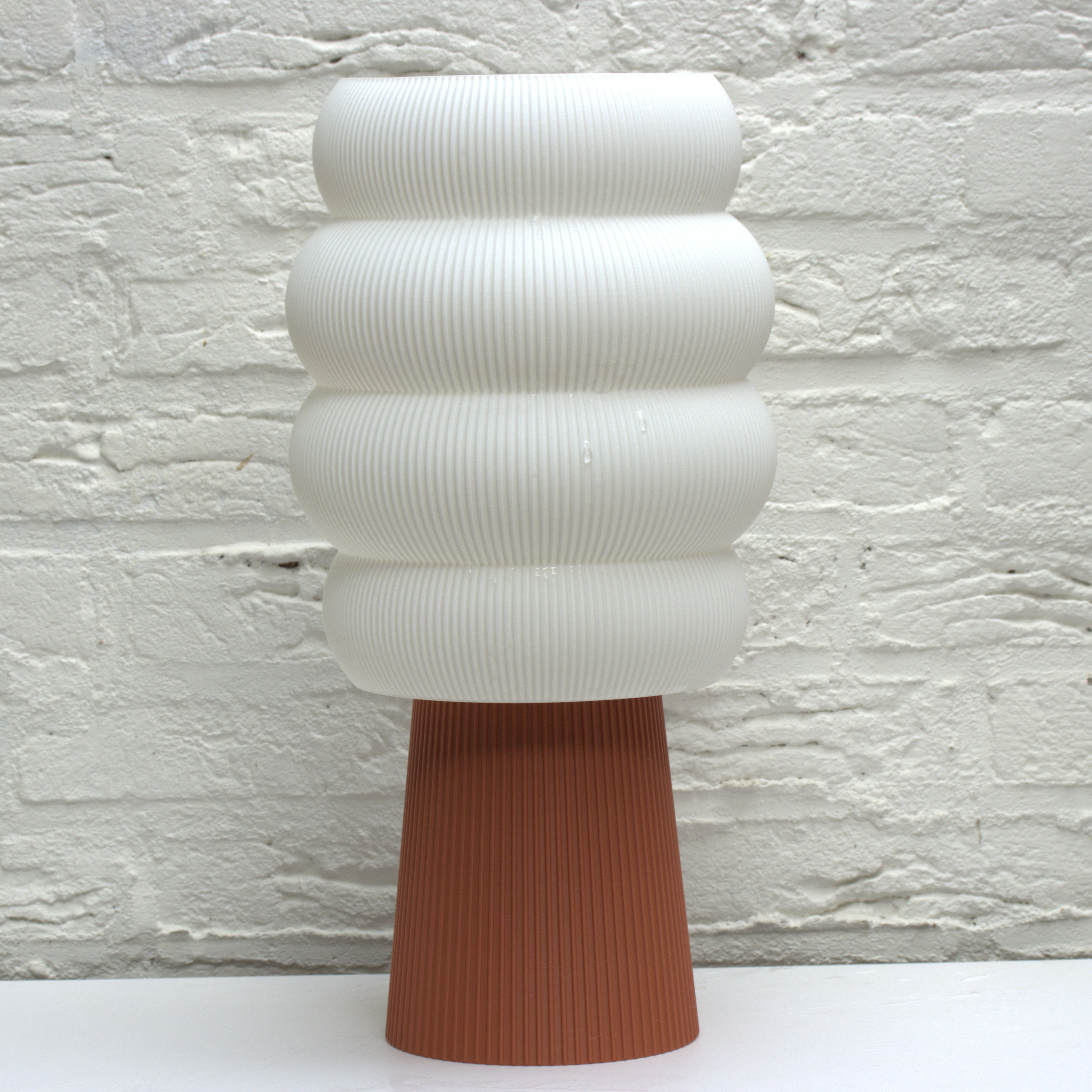 Tafellamp Kumo cone voet 15 cm hoog met kap bijenkorf 25cm hoog