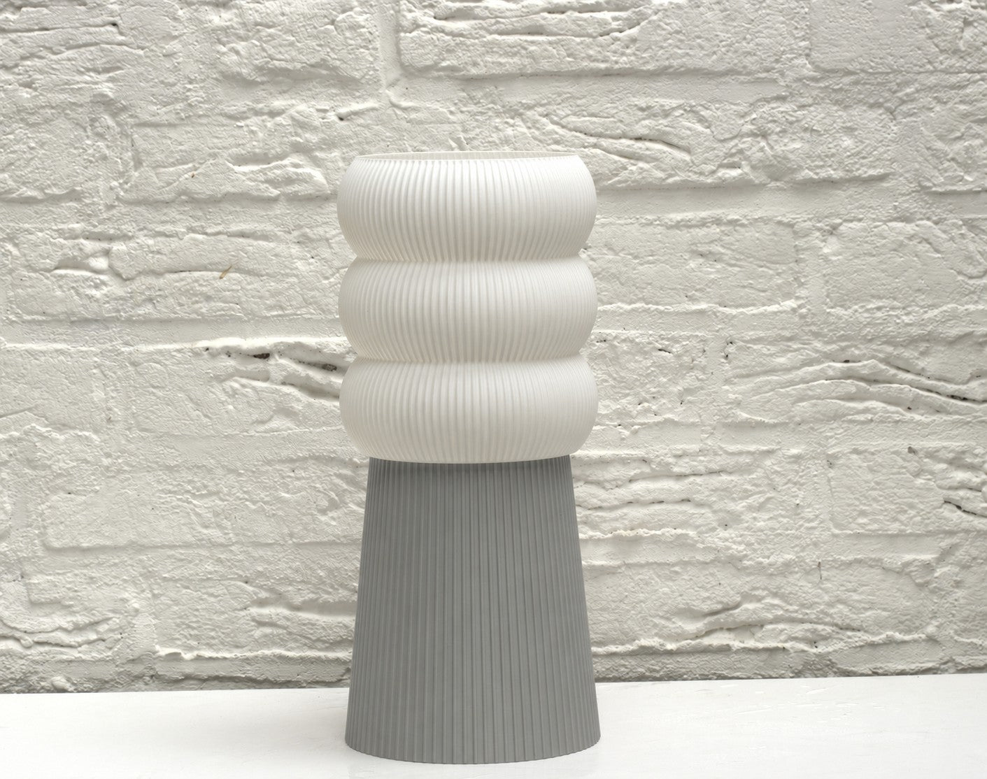 Tafellamp kumo cone 15vm hoog met kap totum 15 cm hoog kleur asgrijs