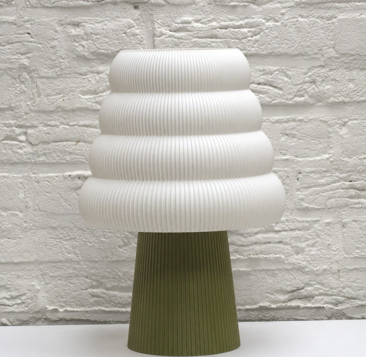 Tafellamp kumo 15cm hoog kleur olive green met tree kap 20cm hoog met snoer stekker schakelaar LED lamp